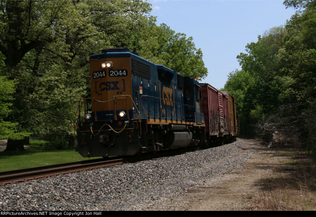 CSX 2044 leads cars from industries at Alto and Fox back west